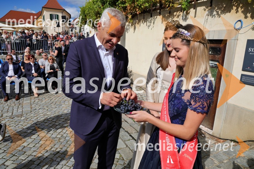  Aleksander Saša Arsenovič, župan, Mestna občina Maribor;  Sanja Ferjančič, 27. Vinska kraljica Slovenije 2024;  Maruša Mukenauer, Mariborska vinska kraljica 2023Svečana trgatev Najstarejše trte 2024