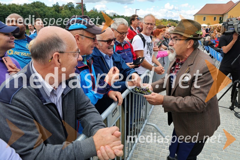  ... ;  ... ;  ... ;  ... ;  ... ;  Alojz  Jenuš - Slavek, outar in brač iz MalečnikaSvečana trgatev Najstarejše trte 2024