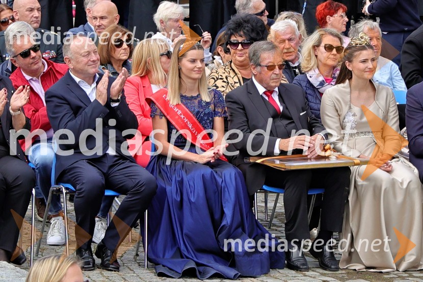  Stane Kocutar, mestni viničar, skrbnik Stare trte, novinar Radia Maribor, zgodovinar;  Maruša Mukenauer, Mariborska vinska kraljica 2023; mag.  Jože Protner, vinar;  Sanja Ferjančič, 27. Vinska kraljica Slovenije 2024Svečana trgatev Najstarejše trte 2024