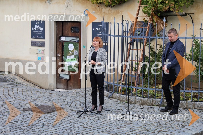  Tadeja  Vodovnik Plevnik, Kmetijsko gozdarski zavod Maribor;  Robert Levstek, koordinator, občina DuplekSvečana trgatev Najstarejše trte 2024