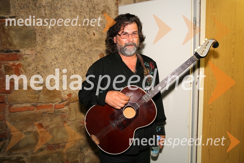 Umrl je pevec skupine Šukar Igor Misdaris