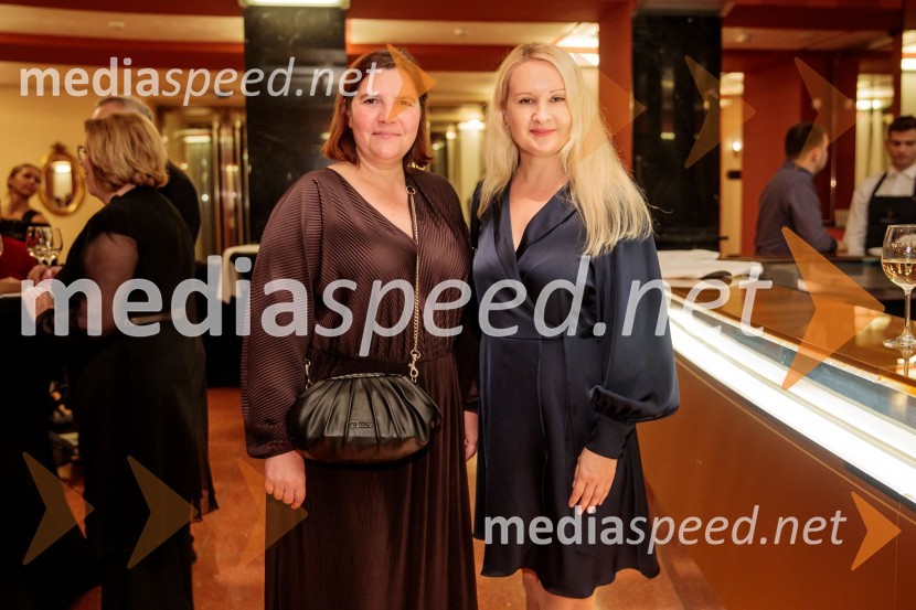  Teja Pelko, novinarka;  Tina Šrot, novinarka Uredništva oddaj o kulturi na TV SLOPremiera komične opere Falstaff v SNG Opera in balet Ljubljana