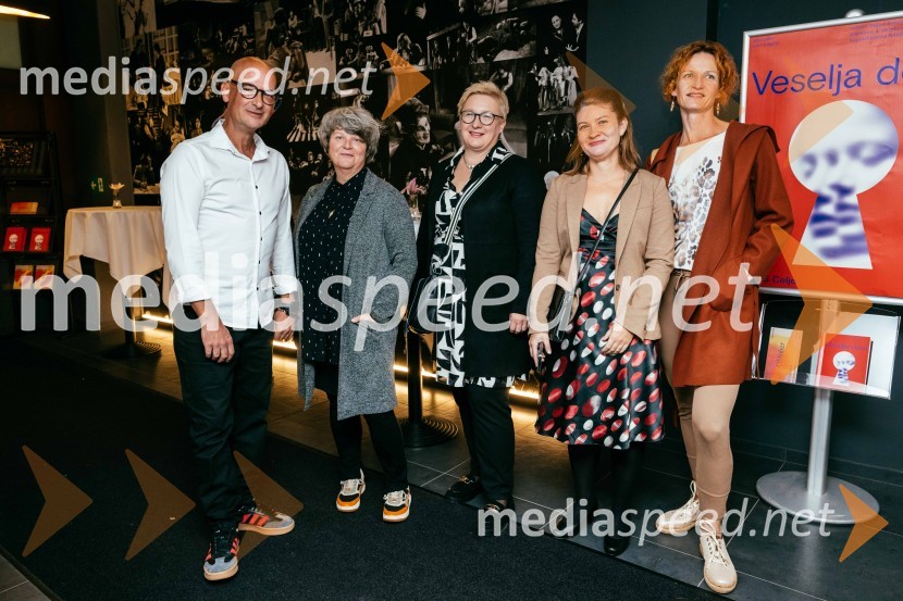  Miha Golob, direktor, SLG Celje;  ... ;  Urška Vouk, koordinatorka in organizatorka kulturnega programa v SLG Celje;  Milana Simonič, vodja marketinga in odnosov za javnostmi SLG Celje;  Lea Toman, vodja uprave, SLG CeljeVeselja dom, premiera komedije v SLG Celje