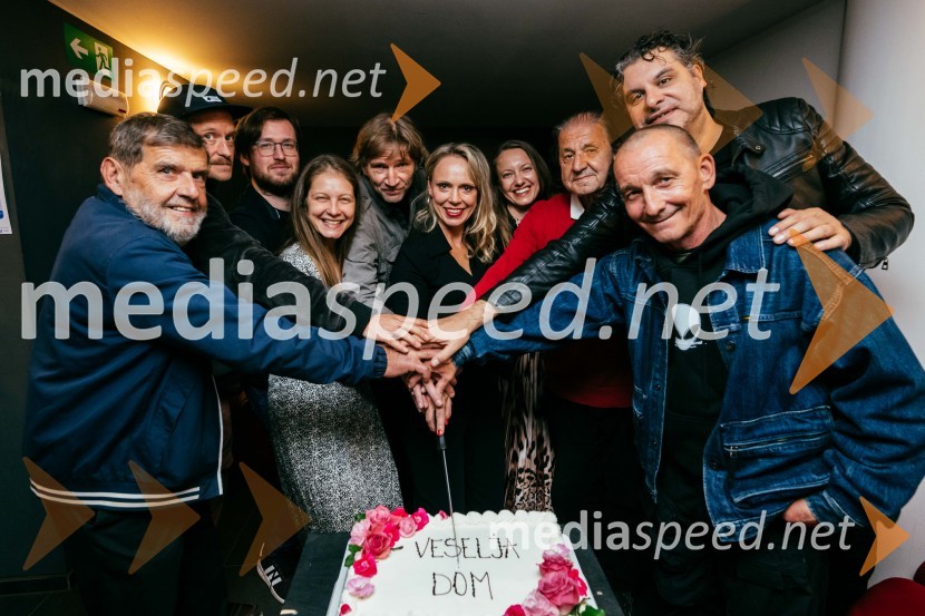  Denis Poniž, dramaturg;  ... ;  Leon Firšt, skladatelj;  Barbara Drmota, kostumografka;  Dejan Spasić, režiser;  Manca  Ogorevc, igralka;  Živa Čebulj, prevajalka in lektorica;  Emil  Filipčič, avtor besedila;  Tarek Rashid, igralec;  Dušan TeropšičVeselja dom, premiera komedije v SLG Celje