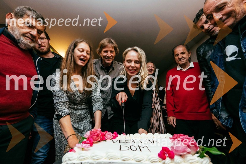  Denis Poniž, dramaturg;  ... ;  ... ;  Dejan Spasić, režiser;  Manca  Ogorevc, igralka;  ... ;  ... ;  Tarek Rashid, igralec;  Dušan TeropšičVeselja dom, premiera komedije v SLG Celje