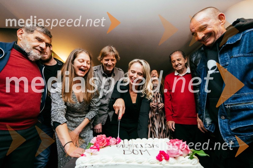  Denis Poniž, dramaturg;  Barbara Drmota, kostumografka;  Dejan Spasić, režiser;  Emil  Filipčič, avtor besedila;  Manca  Ogorevc, igralka;  Dušan TeropšičVeselja dom, premiera komedije v SLG Celje