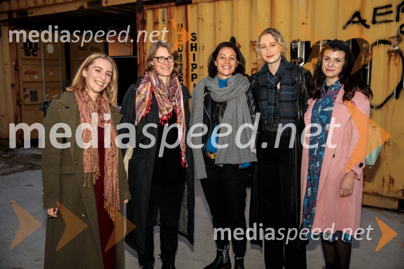  Ula Talija Pollak, dramaturginja;  Urška Brodar, dramaturginja, Slovensko mladinsko gledališče;  ... ;  Ela Božič, strokovna sodelavka za oblikovanje besedila;  Nika  Dolgan, kustosinjaKje mi živimo, premiera avtorske predstave, SMG Ljubljana