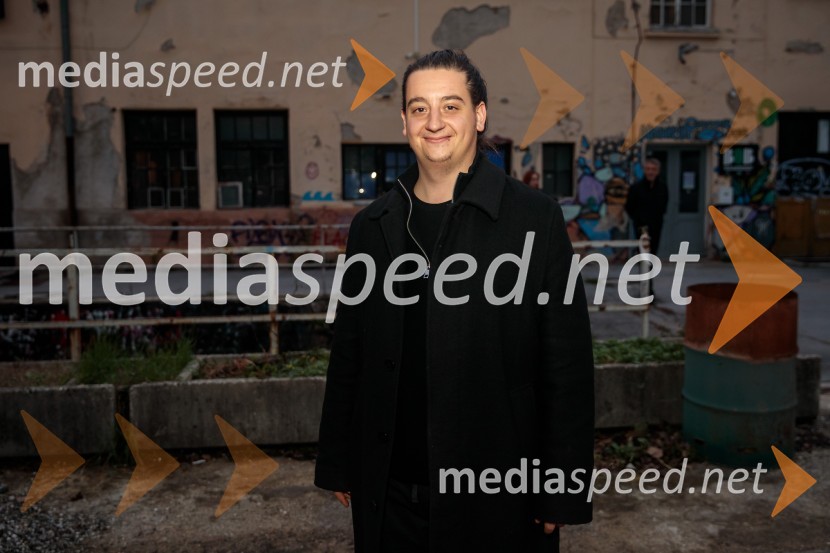  Domen Lušin, oblikovalec svetlobeKje mi živimo, premiera avtorske predstave, SMG Ljubljana