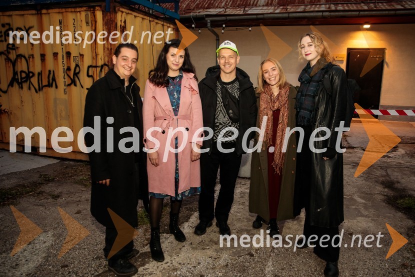  Domen Lušin, oblikovalec svetlobe;  Nika  Dolgan, kustosinja;  Jan Rozman, scenograf;  Ula Talija Pollak, dramaturginja;  Ela Božič, strokovna sodelavka za oblikovanje besedilaKje mi živimo, premiera avtorske predstave, SMG Ljubljana