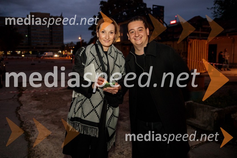  Helena Grahek, vodja marketinga in odnosi z javnostmi, Slovensko mladinsko gledališče;  Domen Lušin, oblikovalec svetlobeKje mi živimo, premiera avtorske predstave, SMG Ljubljana