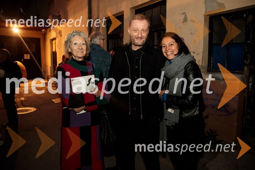  Alenka Pirjevec, lutkovna ustvarjalka;  Alen Jelen, režiser, dramaturg, umetniški vodja, igralec;  ... Kje mi živimo, premiera avtorske predstave, SMG Ljubljana