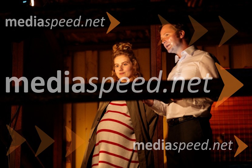  Suzana Krevh, igralka;  Stane Tomazin, igralecKje mi živimo, premiera avtorske predstave, SMG Ljubljana