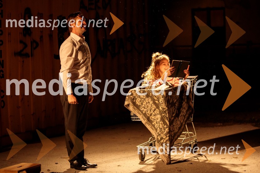  Stane Tomazin, igralec;  Suzana Krevh, igralkaKje mi živimo, premiera avtorske predstave, SMG Ljubljana