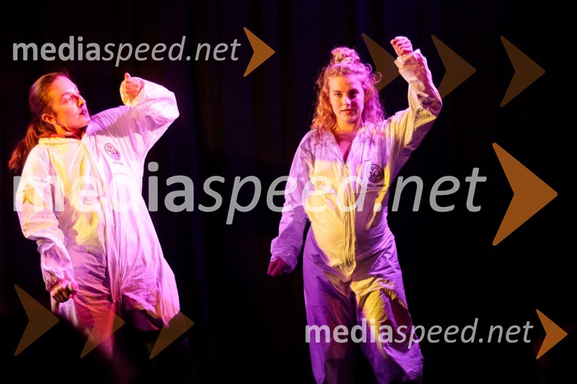  Daša Doberšek, igralka;  Suzana Krevh, igralkaKje mi živimo, premiera avtorske predstave, SMG Ljubljana