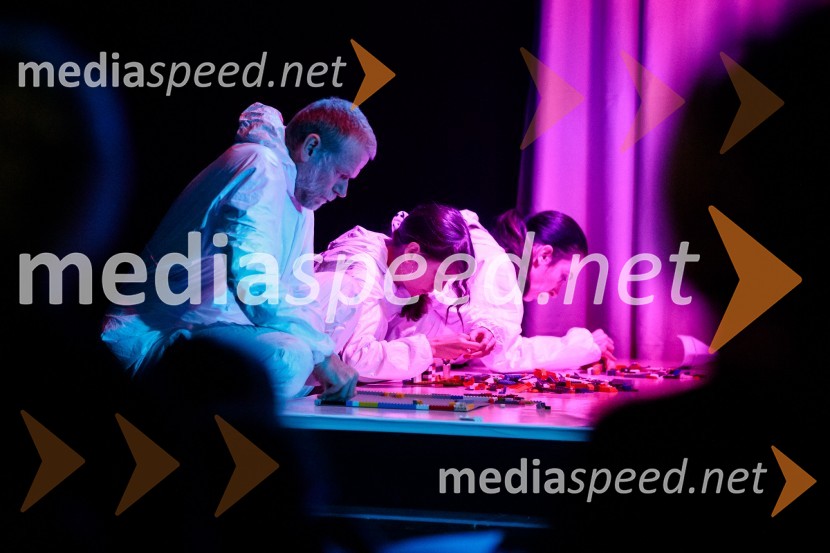  Matija  Vastl, igralec;  Anja NovakKje mi živimo, premiera avtorske predstave, SMG Ljubljana