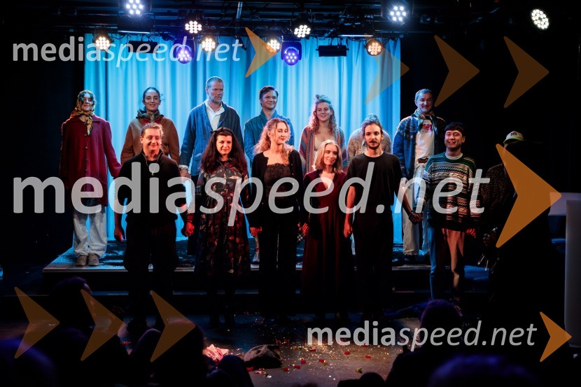  Domen Lušin, oblikovalec svetlobe;  Nika  Dolgan, kustosinja;  Ela Božič, strokovna sodelavka za oblikovanje besedila;  Ula Talija Pollak, dramaturginja;  Boris Ravbar, vodja Oddelka za razvoj in investicije, Običina Kamnik;  Dan Pikalo, scenografKje mi živimo, premiera avtorske predstave, SMG Ljubljana