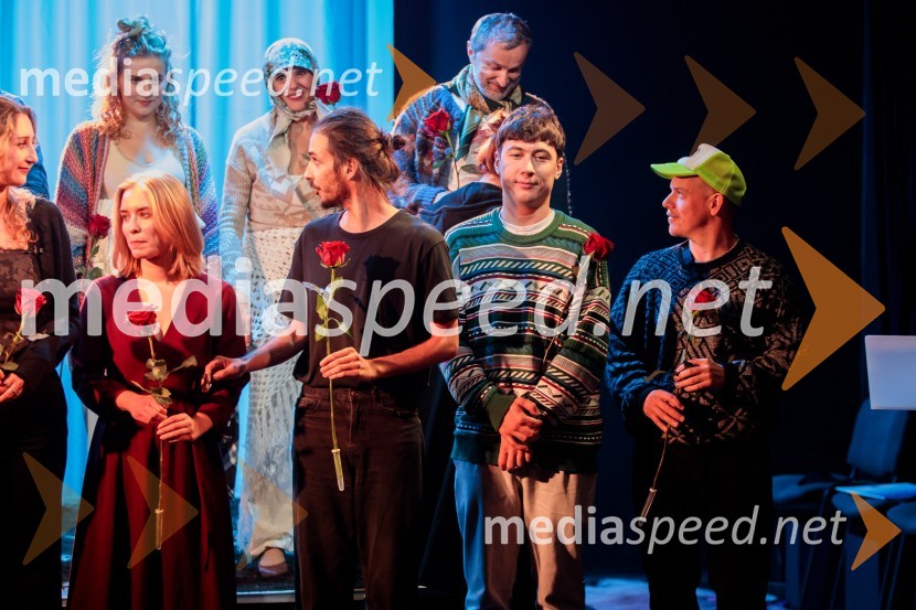  Ela Božič, strokovna sodelavka za oblikovanje besedila;  Ula Talija Pollak, dramaturginja;  Bor Ravbar, režiser;  Dan Pikalo, scenograf;  Jan Rozman, scenografKje mi živimo, premiera avtorske predstave, SMG Ljubljana