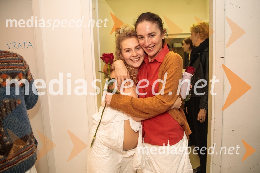  Suzana Krevh, igralka;  Daša Doberšek, igralkaKje mi živimo, premiera avtorske predstave, SMG Ljubljana