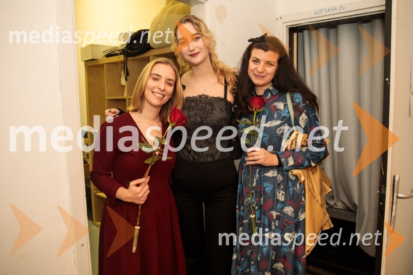  Ula Talija Pollak, dramaturginja;  Ela Božič, strokovna sodelavka za oblikovanje besedila;  Nika  Dolgan, kustosinjaKje mi živimo, premiera avtorske predstave, SMG Ljubljana