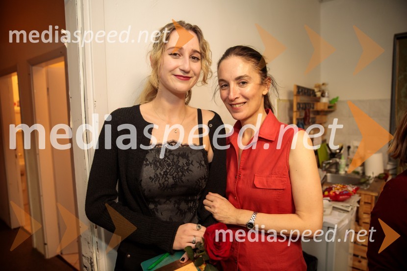  Ela Božič, strokovna sodelavka za oblikovanje besedila;  Daša Doberšek, igralkaKje mi živimo, premiera avtorske predstave, SMG Ljubljana