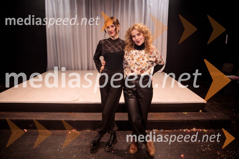  Anja Novak, igralka;  Suzana Krevh, igralkaKje mi živimo, premiera avtorske predstave, SMG Ljubljana