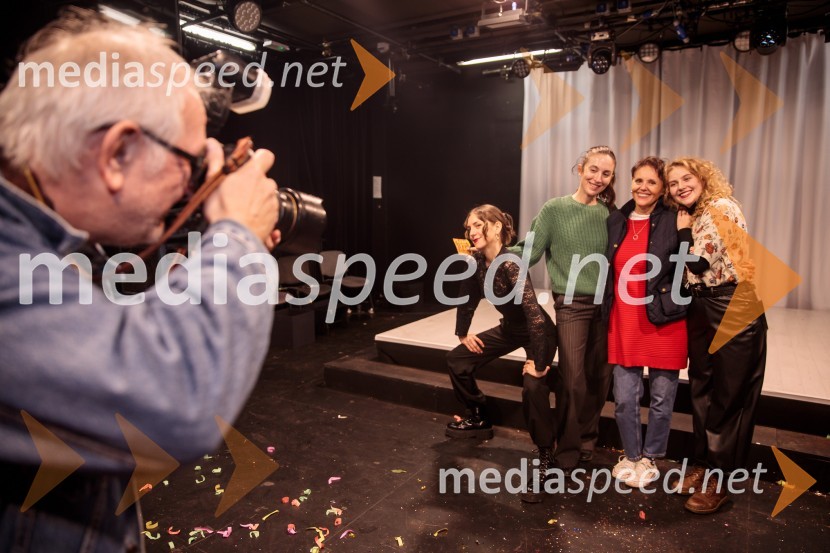  Anja Novak, igralka;  Daša Doberšek, igralka;  Draga Potočnjak, igralka in pisateljica;  Suzana Krevh, igralkaKje mi živimo, premiera avtorske predstave, SMG Ljubljana