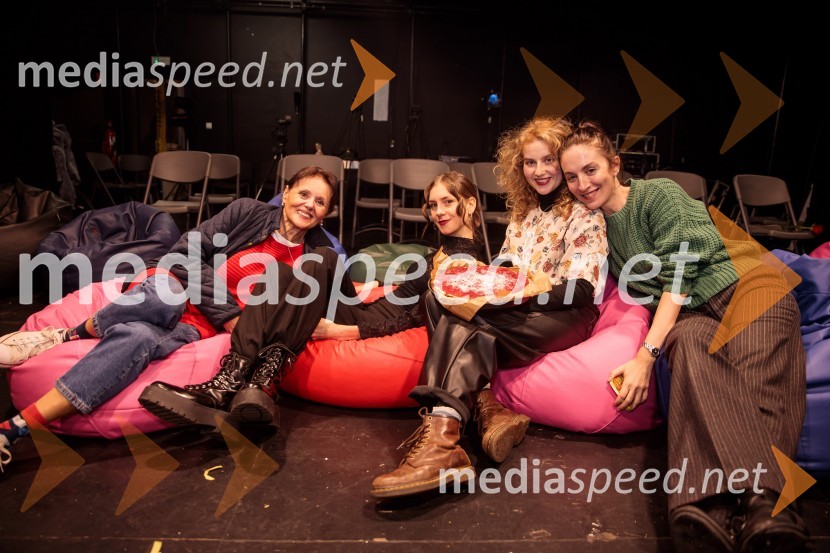  Draga Potočnjak, igralka in pisateljica;  Anja Novak, igralka;  Suzana Krevh, igralka;  Daša Doberšek, igralkaKje mi živimo, premiera avtorske predstave, SMG Ljubljana