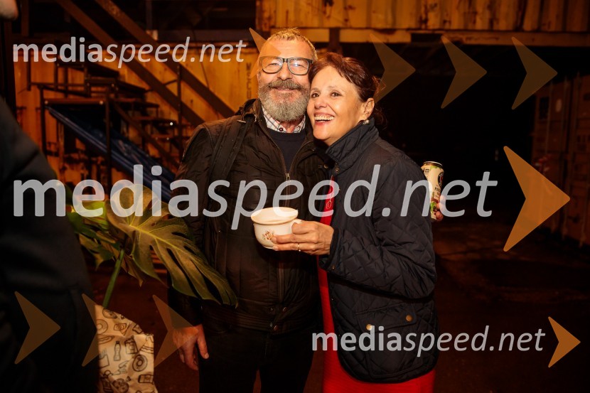  Željko Hrs, igralec;  Draga Potočnjak, igralka in pisateljicaKje mi živimo, premiera avtorske predstave, SMG Ljubljana