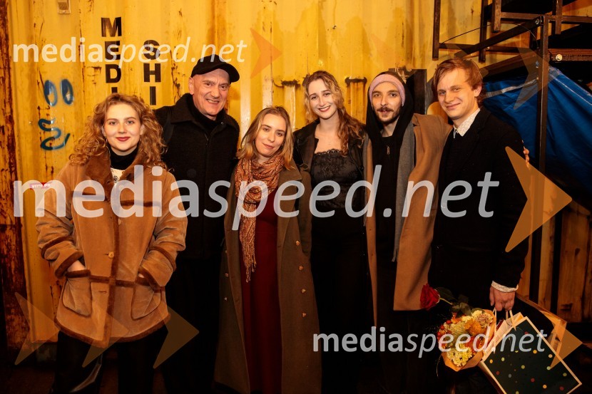  Suzana Krevh, igralka;  Goran Injac, umetniški vodja, Slovensko mladinsko gledališče;  Ula Talija Pollak, dramaturginja;  Ela Božič, strokovna sodelavka za oblikovanje besedila;  Bor Ravbar, režiser;  Jure Srdinšek, režiserKje mi živimo, premiera avtorske predstave, SMG Ljubljana