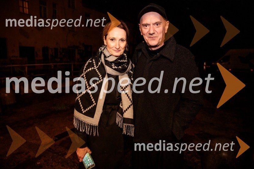  Helena Grahek, vodja marketinga in odnosi z javnostmi, Slovensko mladinsko gledališče;  Goran Injac, umetniški vodja, Slovensko mladinsko gledališčeKje mi živimo, premiera avtorske predstave, SMG Ljubljana