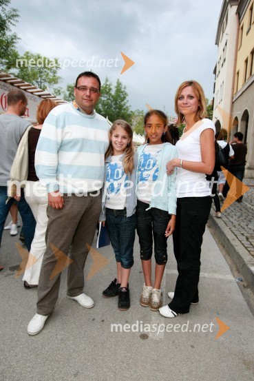 Boštjan Zagorac, nekdanji poslanec, njegova soproga Jasmina, hčerka Lana in Giovanna Gabriela Klarič17. Festival Lent 2009, otvoritveni vikend