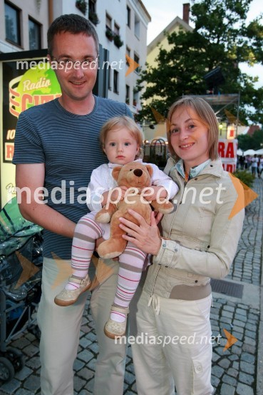 Mag. Božidar Pučnik, mestni svetnik MOM, soproga Karmen in  hčerka Tara17. Festival Lent 2009, otvoritveni vikend