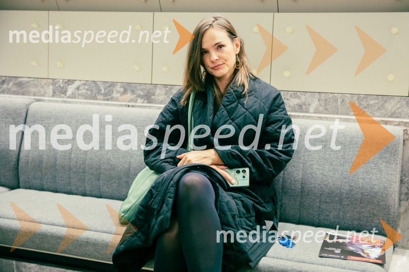  Tina Vrbnjak, igralkaComedie-Francaise s predstavo Hekuba, ne Hekuba na odru Cankarjevega doma