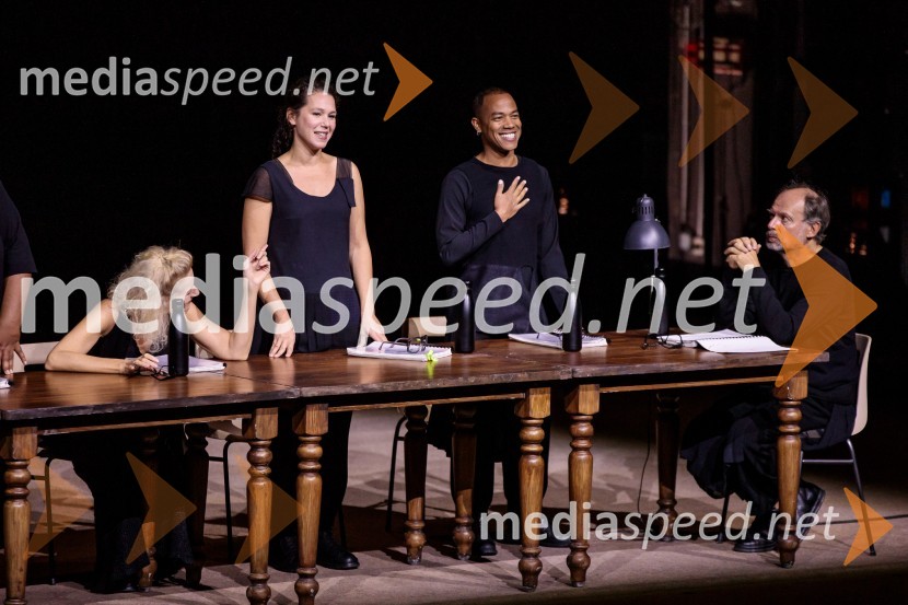  Elsa Lepoivre, igralka;  Élissa Alloul, igralka;  Gaël Kamilindi, igralec;  Denis Podalydès, igralecComedie-Francaise s predstavo Hekuba, ne Hekuba na odru Cankarjevega doma