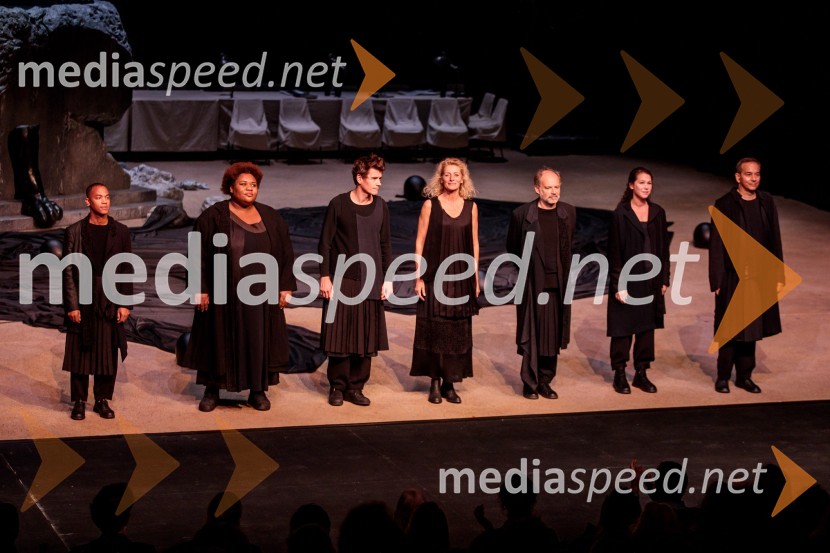  Gaël Kamilindi, igralec;  Séphora Pondi, igralka;  Loïc Corbery, igralec;  Elsa Lepoivre, igralka;  Denis Podalydès, igralec;  Élissa Alloul, igralka;  Éric Génovèse, igralecComedie-Francaise s predstavo Hekuba, ne Hekuba na odru Cankarjevega doma