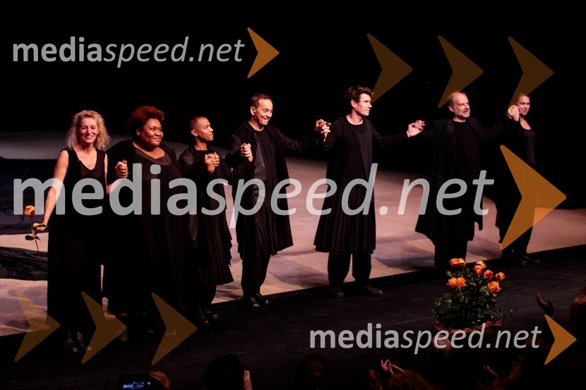  Elsa Lepoivre, igralka;  Séphora Pondi, igralka;  Gaël Kamilindi, igralec;  Éric Génovèse, igralec;  Loïc Corbery, igralec;  Denis Podalydès, igralec;  Élissa Alloul, igralkaComedie-Francaise s predstavo Hekuba, ne Hekuba na odru Cankarjevega doma