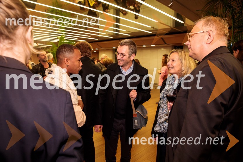  Gaël Kamilindi, igralec;  Karl Cogard, direktor, Francoski inštitut v Sloveniji;  Florence Levy, Francoska veleposlanica v Sloveniji;  Robert Waltl, direktor, Mini teaterComedie-Francaise s predstavo Hekuba, ne Hekuba na odru Cankarjevega doma