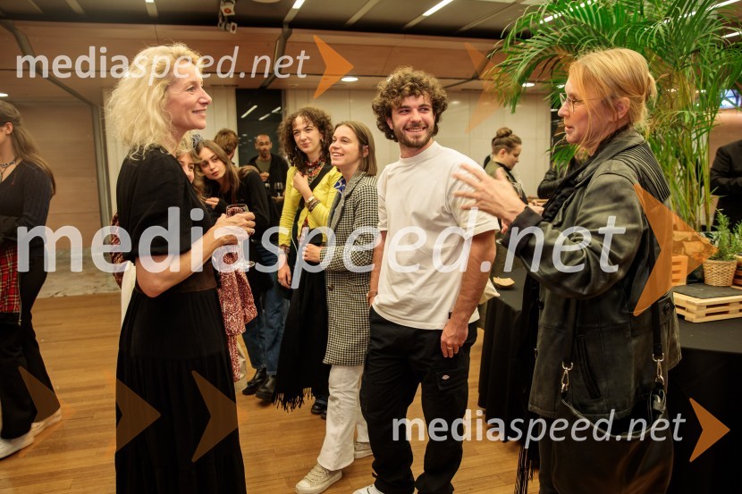  Elsa Lepoivre, igralka;  ... ;  Darja Reichman, igralkaComedie-Francaise s predstavo Hekuba, ne Hekuba na odru Cankarjevega doma