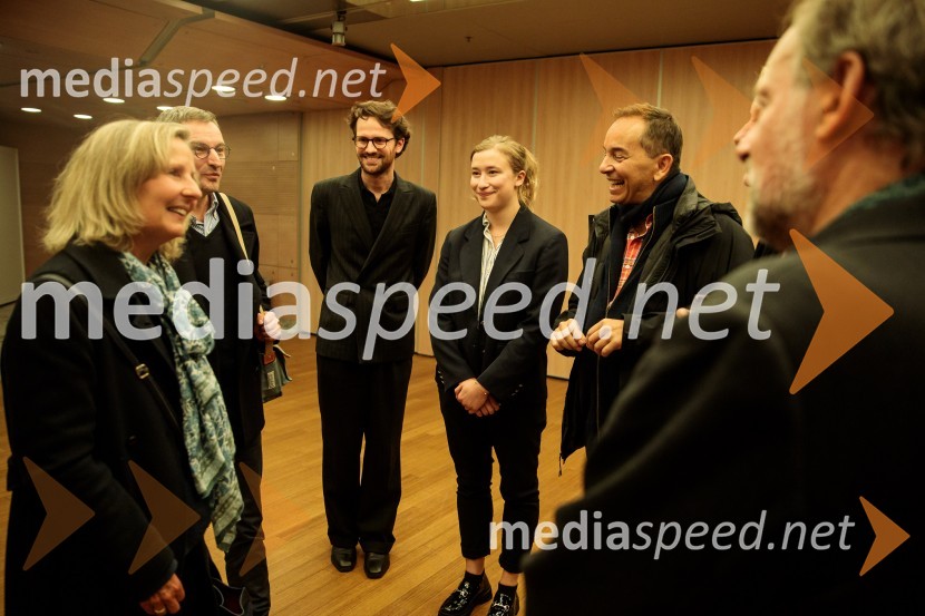  Florence Levy, Francoska veleposlanica v Sloveniji;  Karl Cogard, direktor, Francoski inštitut v Sloveniji;  ... ;  ... ;  Éric Génovèse, igralecComedie-Francaise s predstavo Hekuba, ne Hekuba na odru Cankarjevega doma