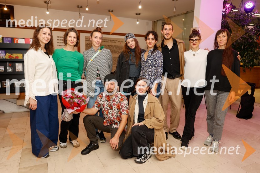  Mateja Železnik, baletna plesalka;  Polett Kasza, plesalka;  ... ;  Tamás Tuza, koreograf, plesalec;  Tina Habun, plesalka;  Nika Zidar, plesalka;  ... ;  Davide Lafabiana, plesalec;  Carolina Alessandra Valentini, plesalka;  ... Tri četrt človeka, premiera plesne predstave