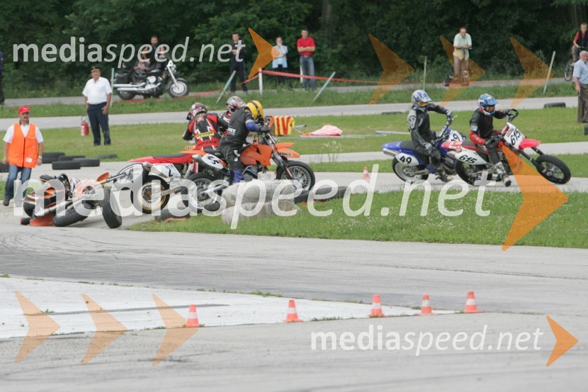 Padec Jerneja Gomboca, MK Mitas Foruna, ki se je zaletel v Roka Sitarja, AMD Sitar Dunlop RTHIROSTNI MOTOCIKLIZEM, DP 4 - SUPERMOTO