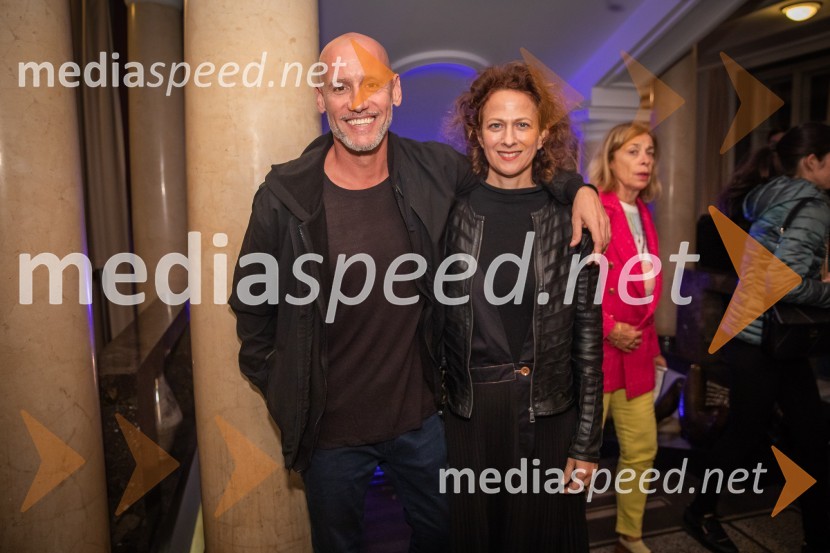  Peter Poles, televizijski voditelj;  Nika  Veger, stilistkaVid Valič z novo avtorsko komedijo Moška pamet