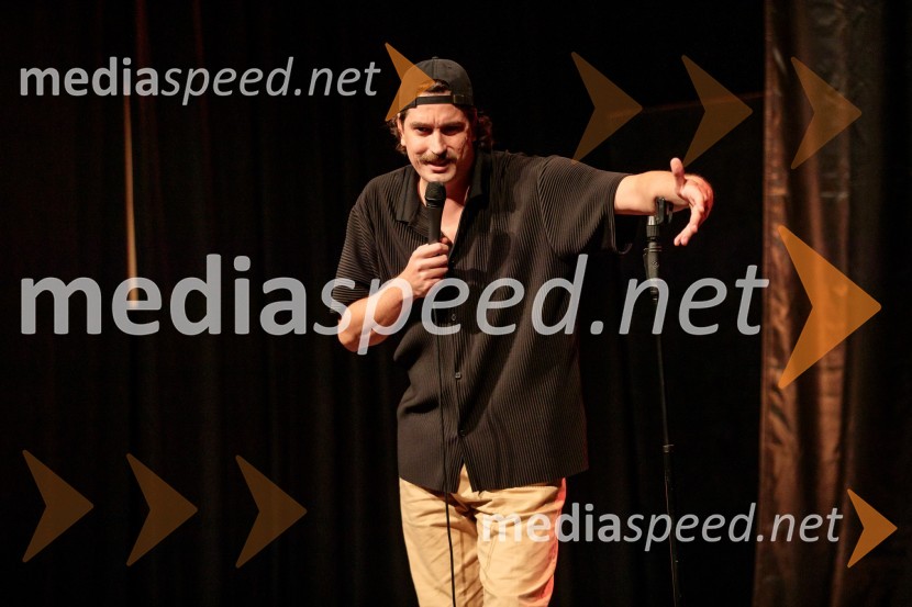  Dino Kapetanovič, stand up komikVid Valič z novo avtorsko komedijo Moška pamet