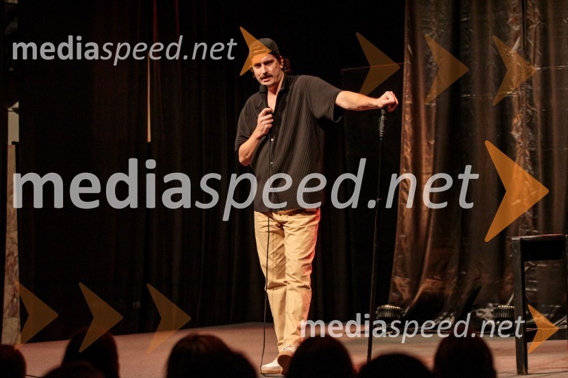  Dino Kapetanovič, stand up komikVid Valič z novo avtorsko komedijo Moška pamet