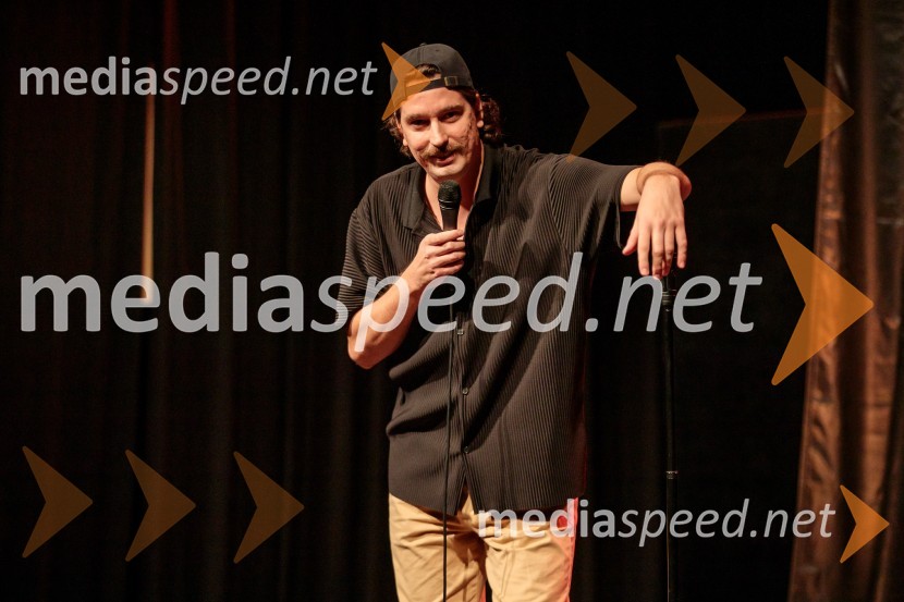  Dino Kapetanovič, stand up komikVid Valič z novo avtorsko komedijo Moška pamet