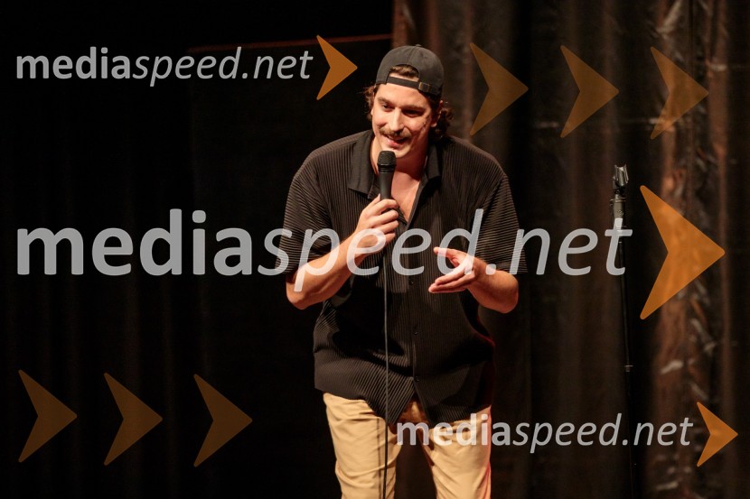  Dino Kapetanovič, stand up komikVid Valič z novo avtorsko komedijo Moška pamet