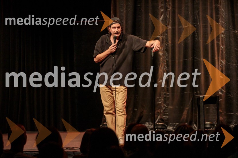  Dino Kapetanovič, stand up komikVid Valič z novo avtorsko komedijo Moška pamet
