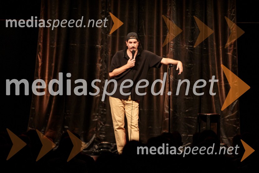  Dino Kapetanovič, stand up komikVid Valič z novo avtorsko komedijo Moška pamet