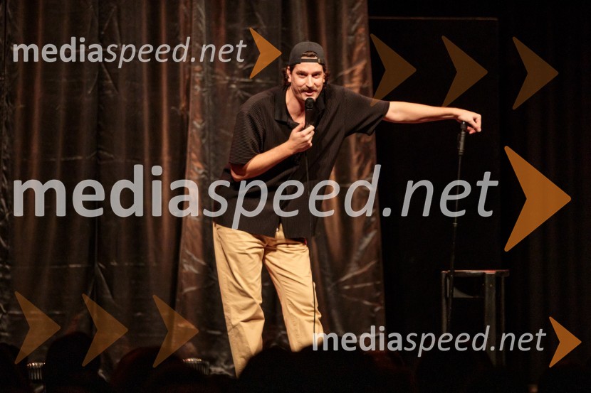  Dino Kapetanovič, stand up komikVid Valič z novo avtorsko komedijo Moška pamet