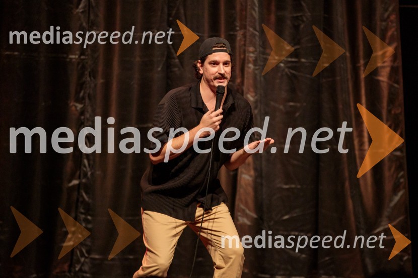  Dino Kapetanovič, stand up komikVid Valič z novo avtorsko komedijo Moška pamet